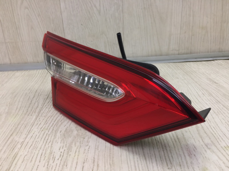 Фонарь внутренний левый TOYOTA CAMRY 70 17- GSV70 2.5 A25AFKS