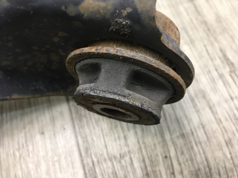 Рычаг передней подвески верхний левый 6 GG 02-07