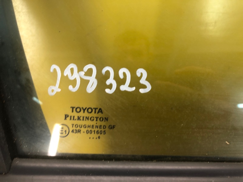 Стекло двери переднее правое AVENSIS 08-18