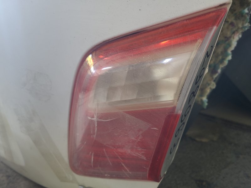 Запчасть фонарь внутренний правый TOYOTA CAMRY 40 06-11 2007 3.5 2GR-FE 81580-06120 Б/У Фонарь внутренний правый TOYOTA CAMRY 40 06-11 2007 3.5 2GR-FE 81580-06120 Б/У