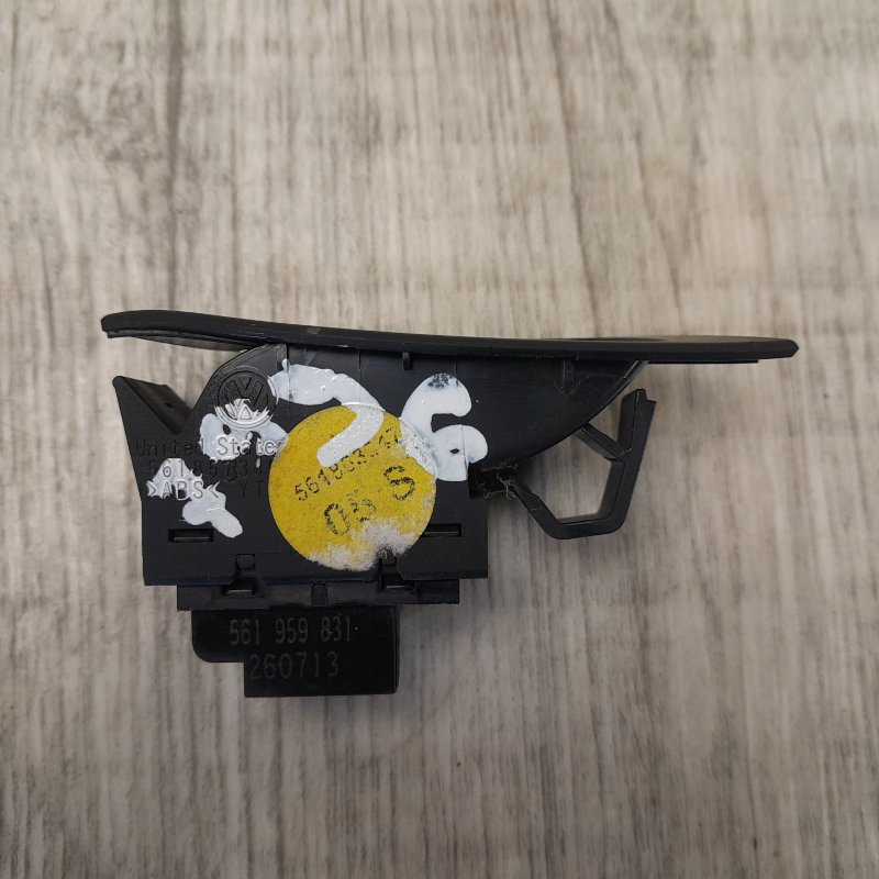 Кнопка открывания багажника внутренняя VOLKSWAGEN PASSAT B7 11-15 Седан 2.5 CBUA