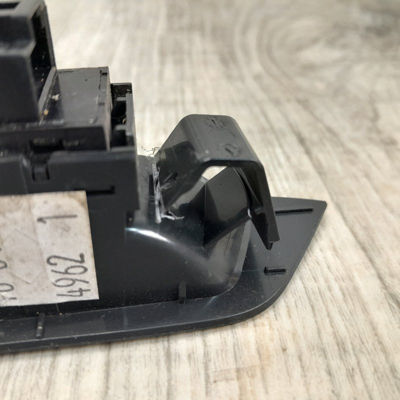 Кнопка открывания багажника внутренняя PASSAT B7 11-15 2014 Седан 2.5 CBUA