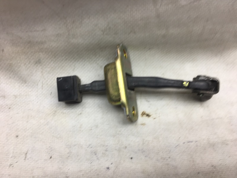 Ограничитель двери передний правый MITSUBISHI OUTLANDER 03-07 2005 Внедорожник 2.4 5702A040 Б/У