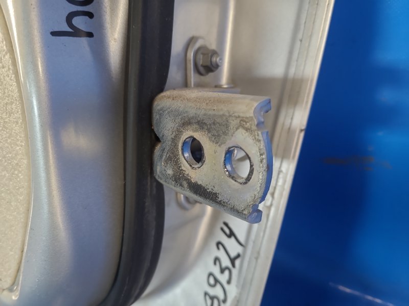 Запчасть петля двери нижняя задняя левая NISSAN SENTRA B17 12-21 2013 1.8 MRA8DE 80400-JN00A Б/У Петля двери нижняя задняя левая NISSAN SENTRA B17 12-21 2013 1.8 MRA8DE 80400-JN00A Б/У