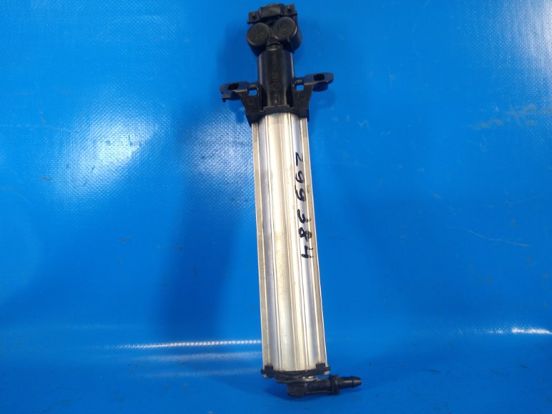 Запчасть форсунка омывателя фар правая VOLVO S60 10-13 2012 2.5L B5254T5 30784345 Б/У Форсунка омывателя фар правая VOLVO S60 10-13 2012 2.5L B5254T5 30784345 Б/У