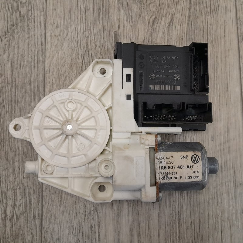Моторчик стеклоподъемника передний левый VOLKSWAGEN JETTA 05-10 2007 Седан 2.5 1K0959701P Б/У