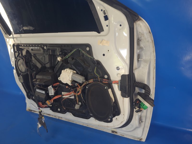 Дверь передняя левая 200 10-14 2013 3.6 ERB