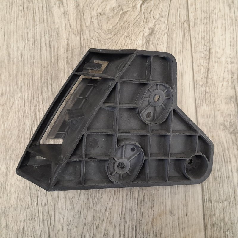 Кронштейн крепления фары левый NISSAN NV200 USA 13- 2.0 MR20DE