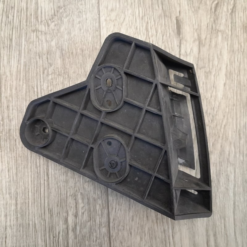 Кронштейн крепления фары правый NISSAN NV200 USA 13- 2.0 MR20DE