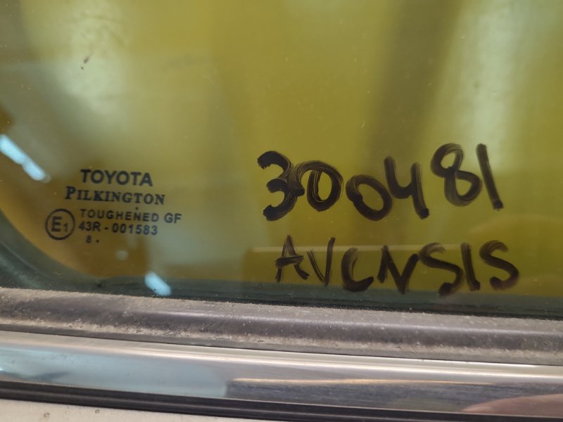 Стекло двери глухое заднее правое AVENSIS 08-18