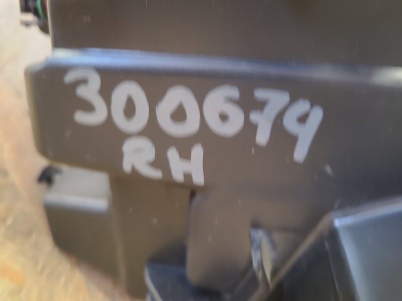 Фара правая LEAF 10-17 Фара правая LEAF 10-17