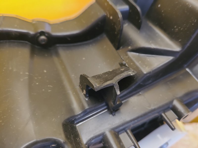 Фара левая LEAF 10-17 Фара левая LEAF 10-17