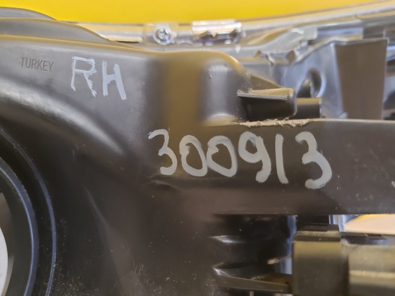 Фара правая COROLLA 12-19 E180