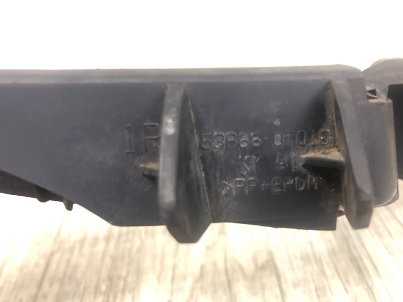 Пластик под лобовое стекло / Жабо правый VENZA 09-16 2009 3.5 2GR-FE