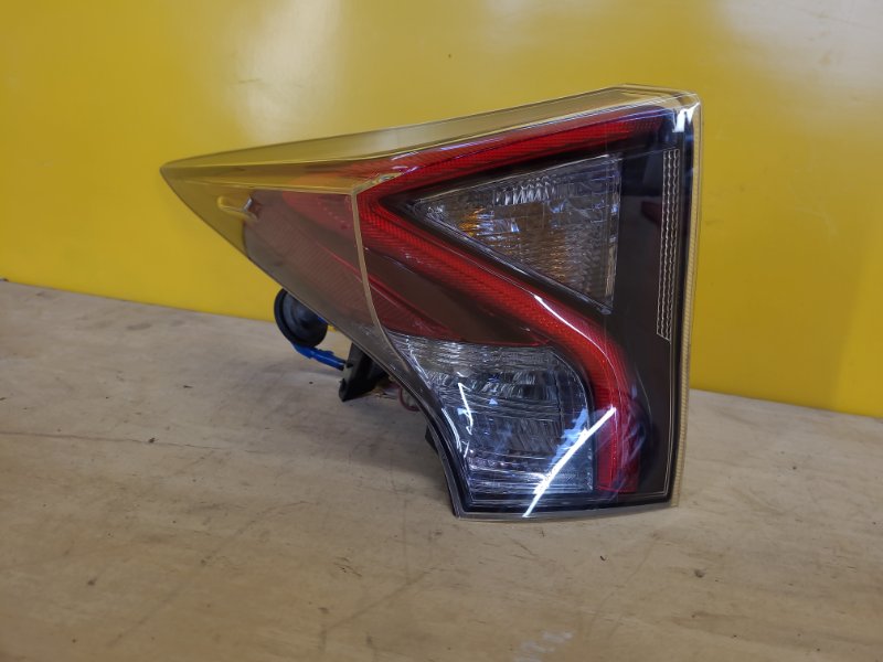 Запчасть фонарь наружный левый TOYOTA PRIUS 16- 8156147281 Б/У Фонарь наружный левый TOYOTA PRIUS 16- 8156147281 Б/У