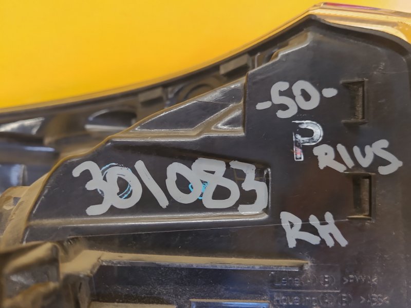Фонарь наружный правый PRIUS 16- Фонарь наружный правый PRIUS 16-