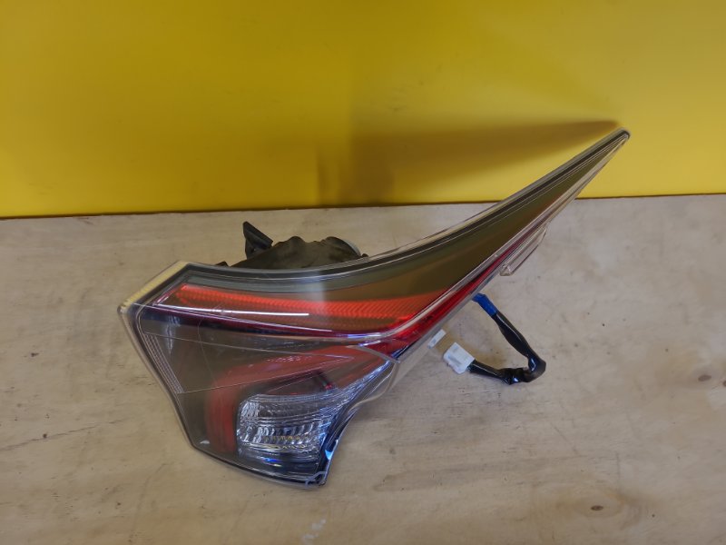 Фонарь наружный правый PRIUS 16- Фонарь наружный правый PRIUS 16-