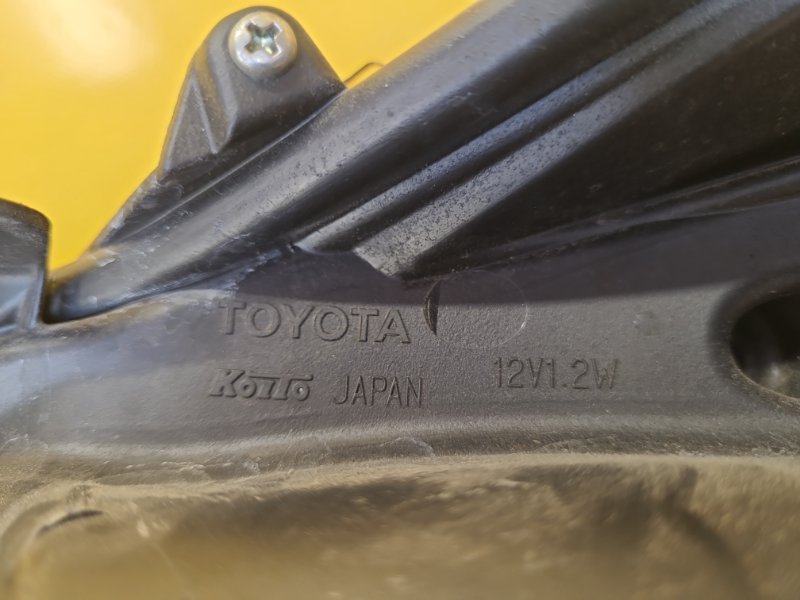 Фара правая PRIUS 16-