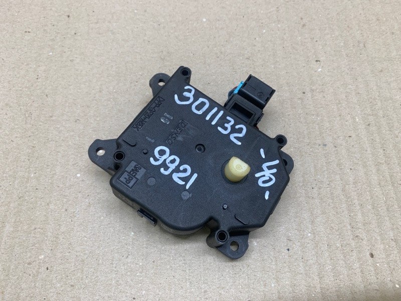 Запчасть моторчик заслонки печки TOYOTA CAMRY 40 06-11 2009 3.5 2GR-FE 87106-07140 Б/У Моторчик заслонки печки TOYOTA CAMRY 40 06-11 2009 3.5 2GR-FE 87106-07140 Б/У