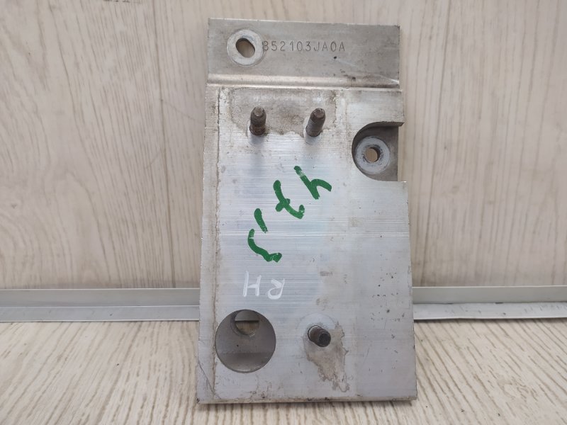 Кронштейн усилителя заднего бампера правый PATHFINDER R52 12-21 2015 R52 3.5 VQ35DE