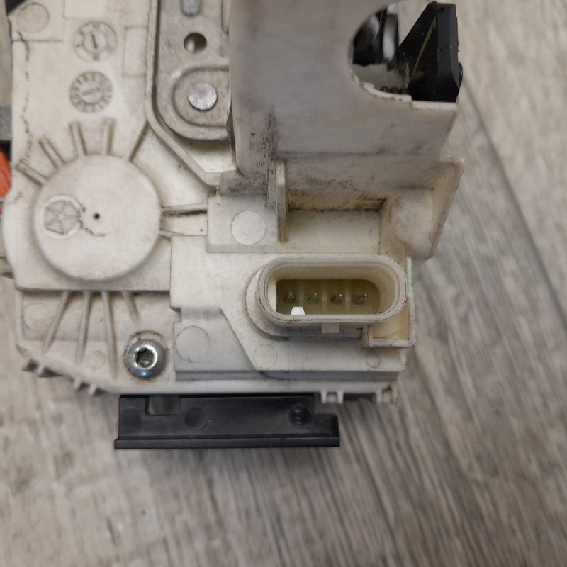 Замок двери передний левый DURANGO 11- (WD)