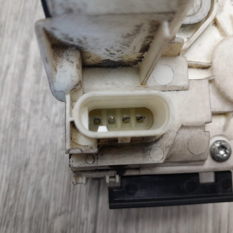 Замок двери задний правый DURANGO 11- (WD)