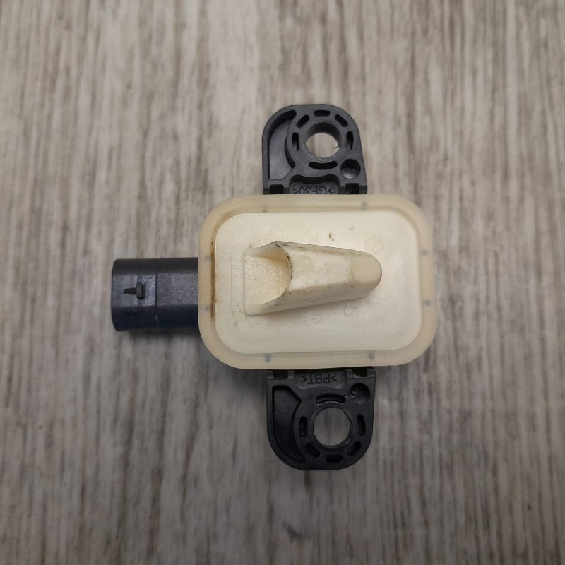 Запчасть датчик удара передний DODGE DURANGO 11- (WD) 56054084AA Б/У Датчик удара передний DODGE DURANGO 11- (WD) 56054084AA Б/У