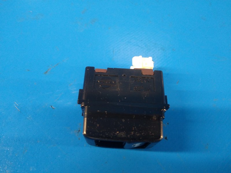 Кнопка открывания багажника наружная SENTRA B17 12-21 2013 1.8 MRA8DE Кнопка открывания багажника наружная SENTRA B17 12-21 2013 1.8 MRA8DE