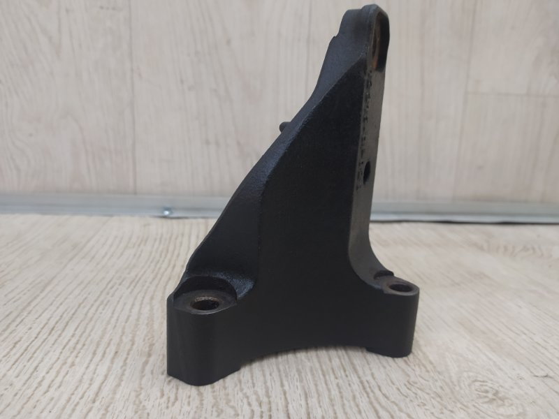 Кронштейн правый VENZA 09-16 2009 3.5 2GR-FE