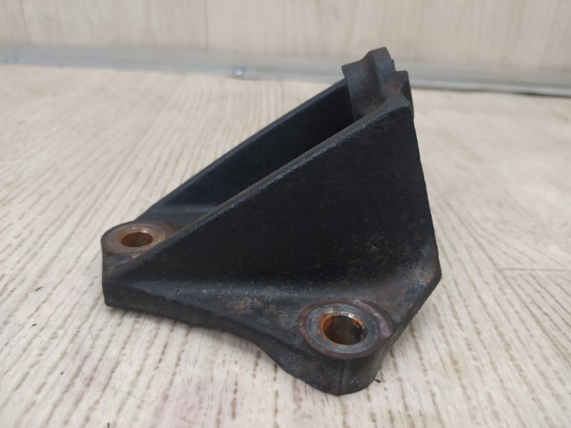 Кронштейн передний VENZA 09-16 2009 3.5 2GR-FE