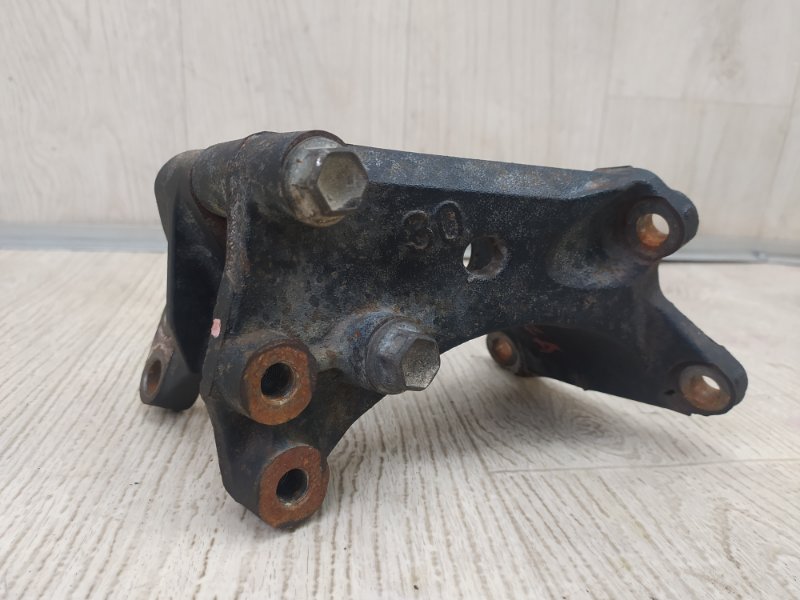 Запчасть кронштейн задний TOYOTA VENZA 09-16 2009 3.5 2GR-FE 1232131130 Б/У Кронштейн задний TOYOTA VENZA 09-16 2009 3.5 2GR-FE 1232131130 Б/У