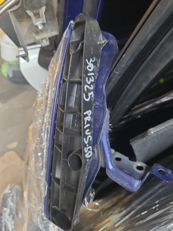 Кронштейн переднего бампера (на крыле) правый TOYOTA PRIUS 16- 5211547050 Б/У