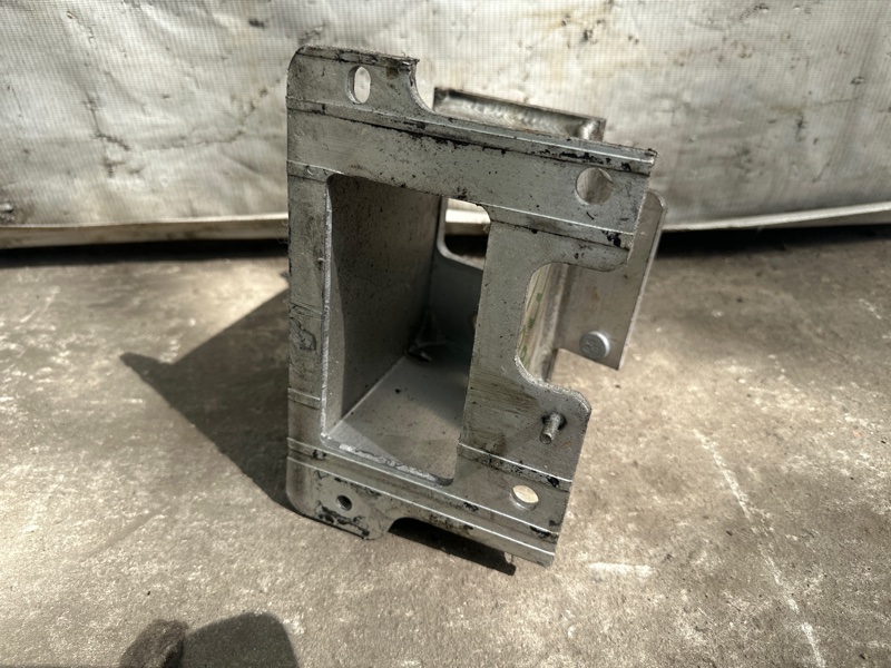 Кронштейн усилителя переднего бампера левый PATHFINDER R52 12-21 2013 3.5 VQ35DE