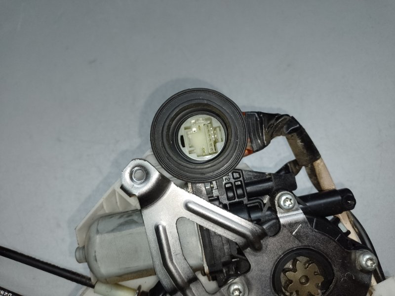 Замок двери боковой задний левый SIENNA 11-16 2012 3.5 2GR-FE