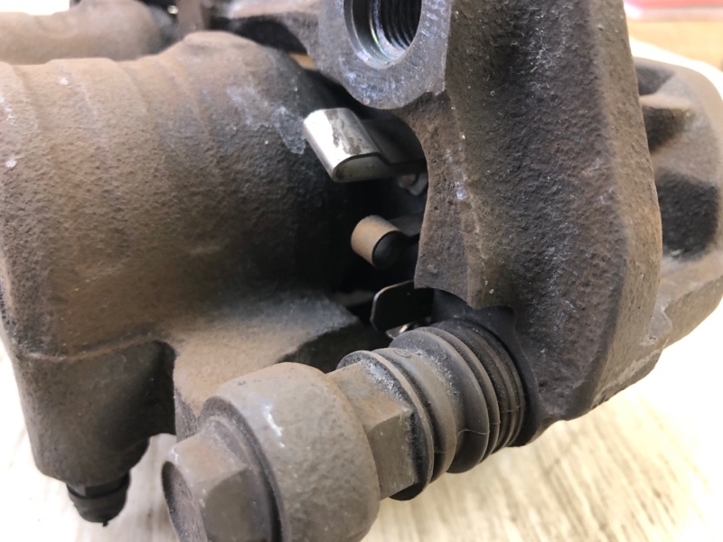 Суппорт тормозной передний левый NV200 USA 13- 2013 2.0 MR20DE