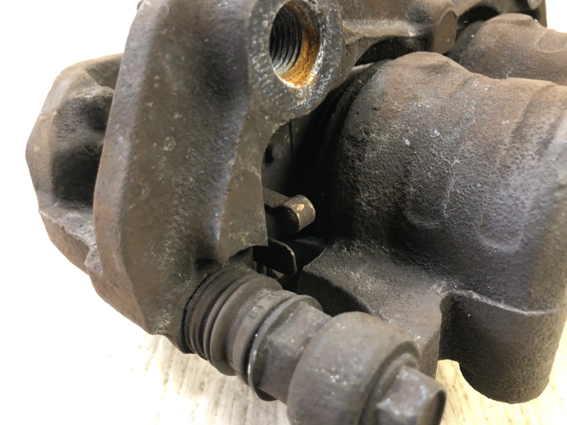 Суппорт тормозной передний левый NV200 USA 13- 2013 2.0 MR20DE