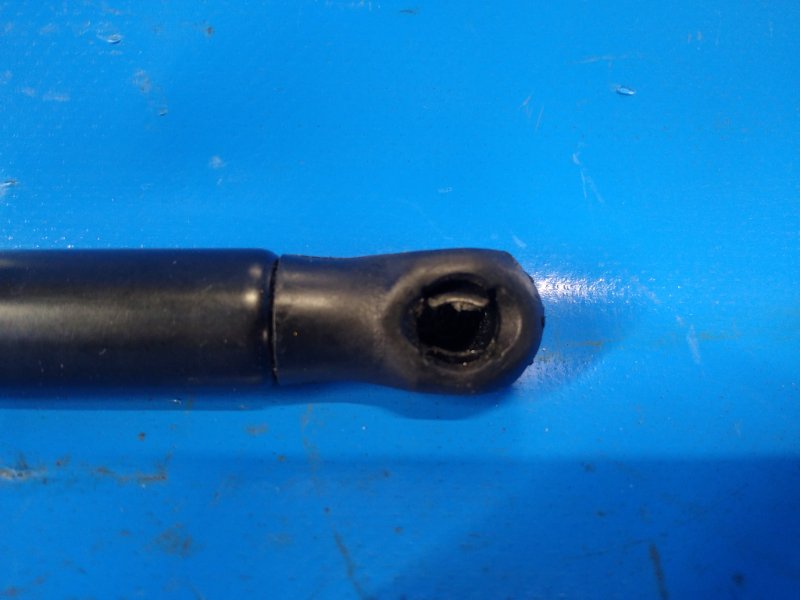 Амортизатор крышки багажника FORD MUSTANG 15- S550 2.3 C23HD0D Амортизатор крышки багажника FORD MUSTANG 15- S550 2.3 C23HD0D