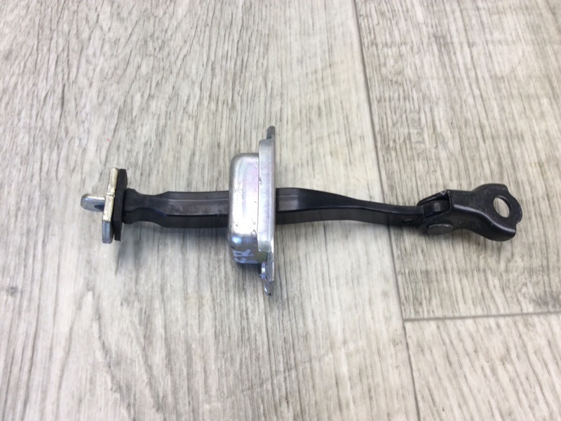 Ограничитель двери передний правый ALTIMA L33 12-18