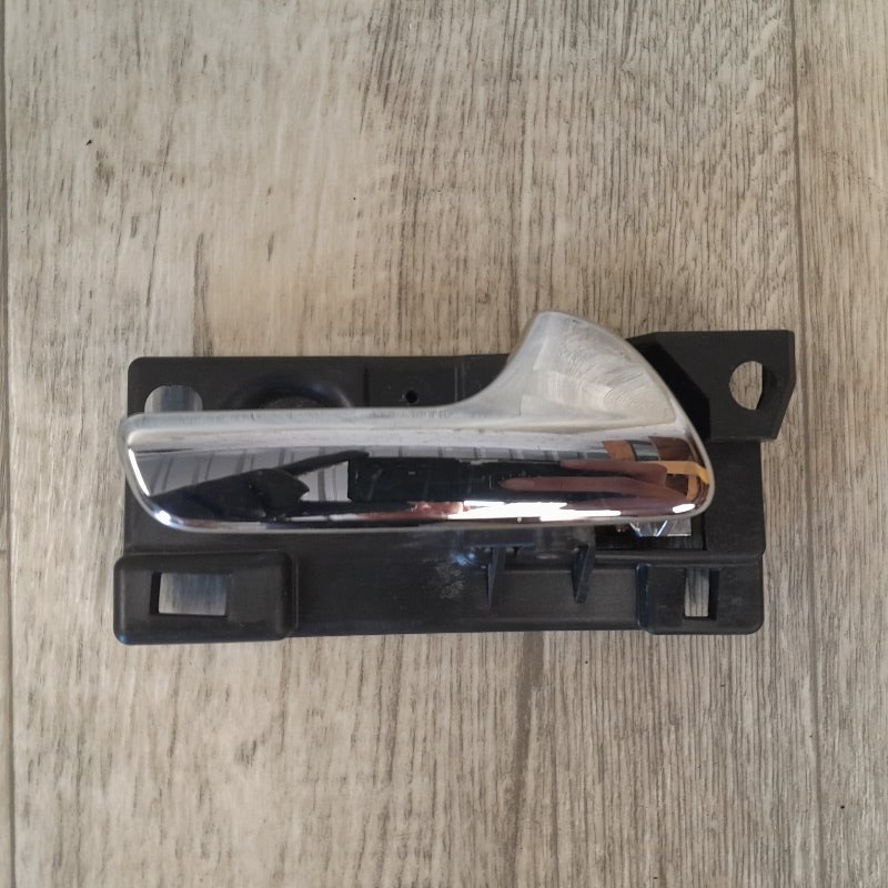 Запчасть ручка двери внутренняя передняя правая DODGE DURANGO 11- (WD) 68079302AA Б/У Ручка двери внутренняя передняя правая DODGE DURANGO 11- (WD) 68079302AA Б/У