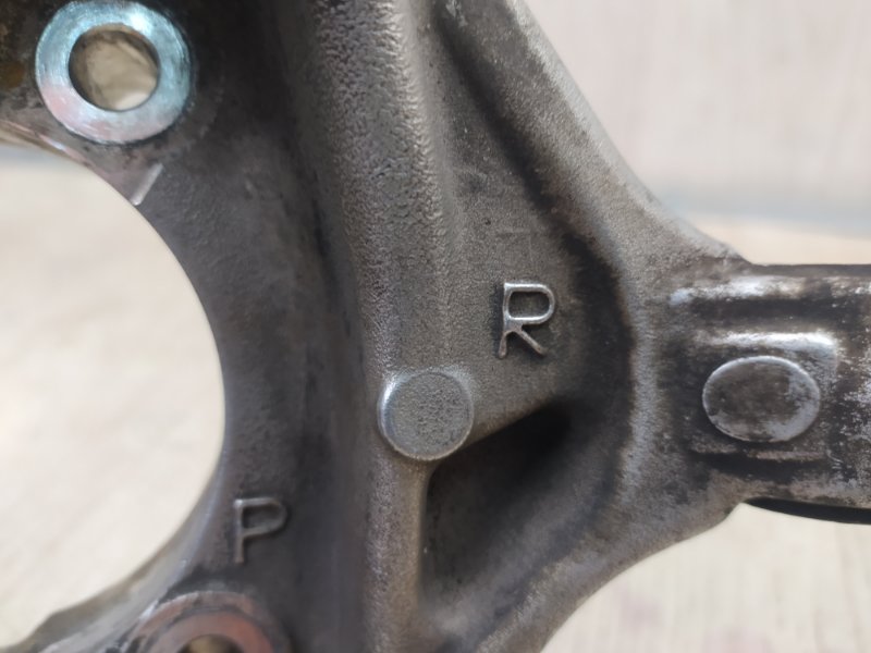 Кулак поворотный передний правый PRIUS - 30 09-17 2013 ZVW30 1.8 2ZRFXE