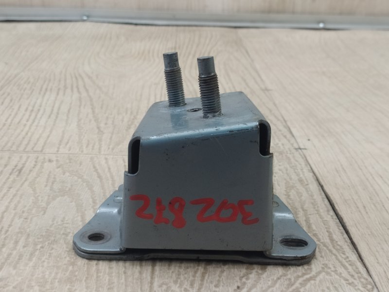 Кронштейн усилителя заднего бампера правый TOYOTA PRIUS - 30 09-17 2013 ZVW30 1.8 2ZRFXE 5201547040 Б/У