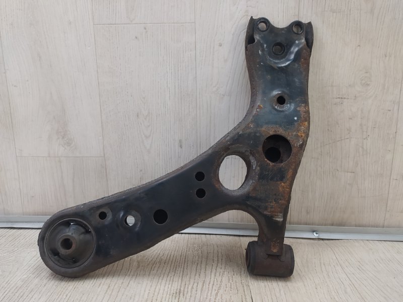 Рычаг передней подвески нижний правый TOYOTA PRIUS - 30 09-17 2013 ZVW30 1.8 2ZRFXE 4806847050 Б/У