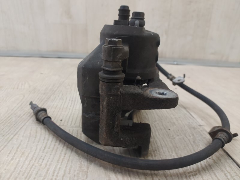 Суппорт тормозной передний правый PRIUS - 30 09-17 2013 ZVW30 1.8 2ZRFXE