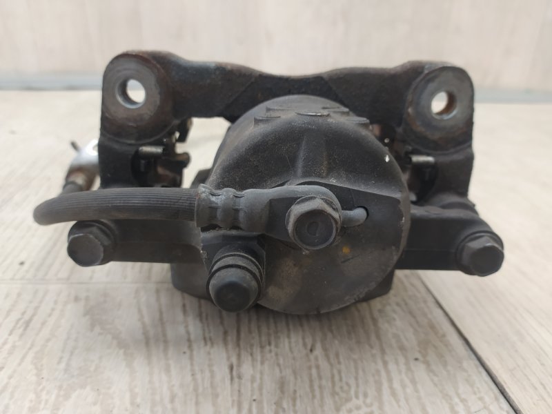 Суппорт тормозной передний правый PRIUS - 30 09-17 2013 ZVW30 1.8 2ZRFXE