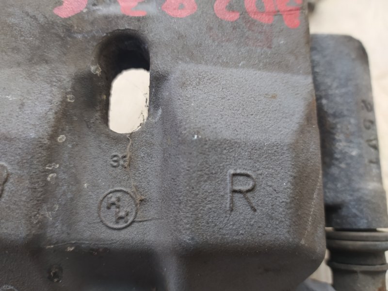 Суппорт тормозной передний правый PRIUS - 30 09-17 2013 ZVW30 1.8 2ZRFXE