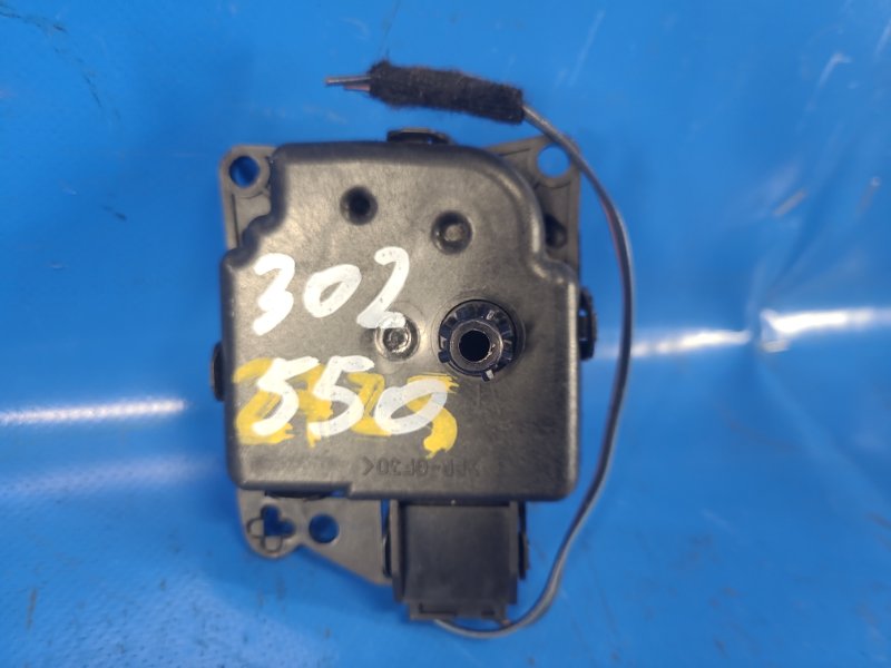 Моторчик заслонки печки CHRYSLER 200 10-14 2012 2.4 ED3 68018109AA Б/У