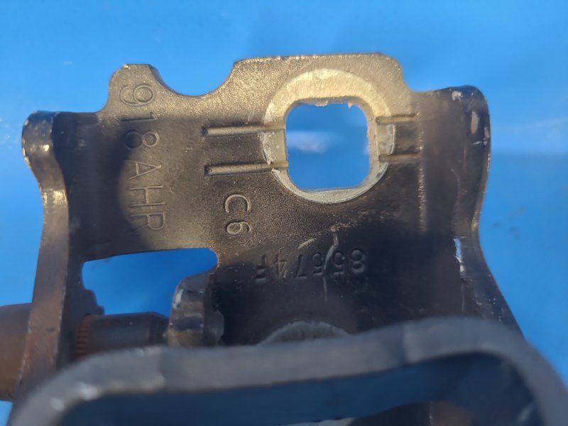 Петля двери нижняя передняя правая 200 10-14 2012 2.4 ED3