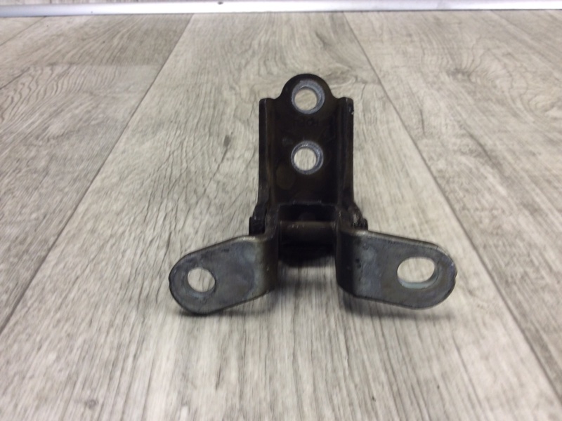 Петля двери нижняя передняя правая NIRO 16- 2017 1.6 G4LE Петля двери нижняя передняя правая NIRO 16- 2017 1.6 G4LE