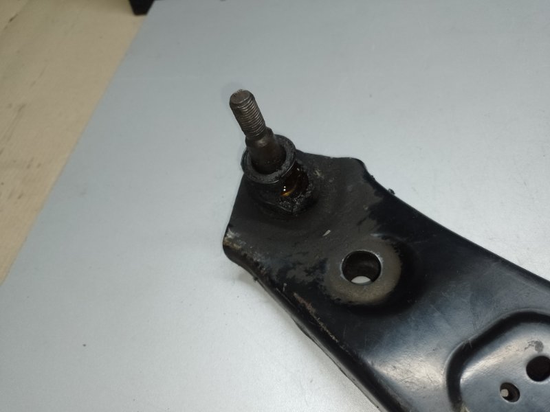 Рычаг передней подвески нижний правый SUZUKI KIZASHI 09-14 J24B