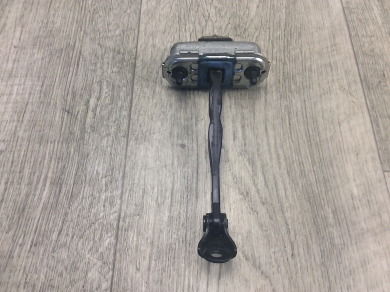 Ограничитель двери передний правый HYUNDAI SONATA LF 2014- 2016 LF 2.0 G4NG 79390C3000 Б/У